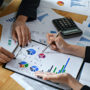 Office staff is summarizing the work to present the management. Consultoría de marketing