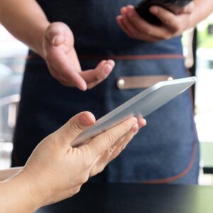 employee-holding-a-smartphone-to-save-the-menu-the-2JD74TG Menu Digital