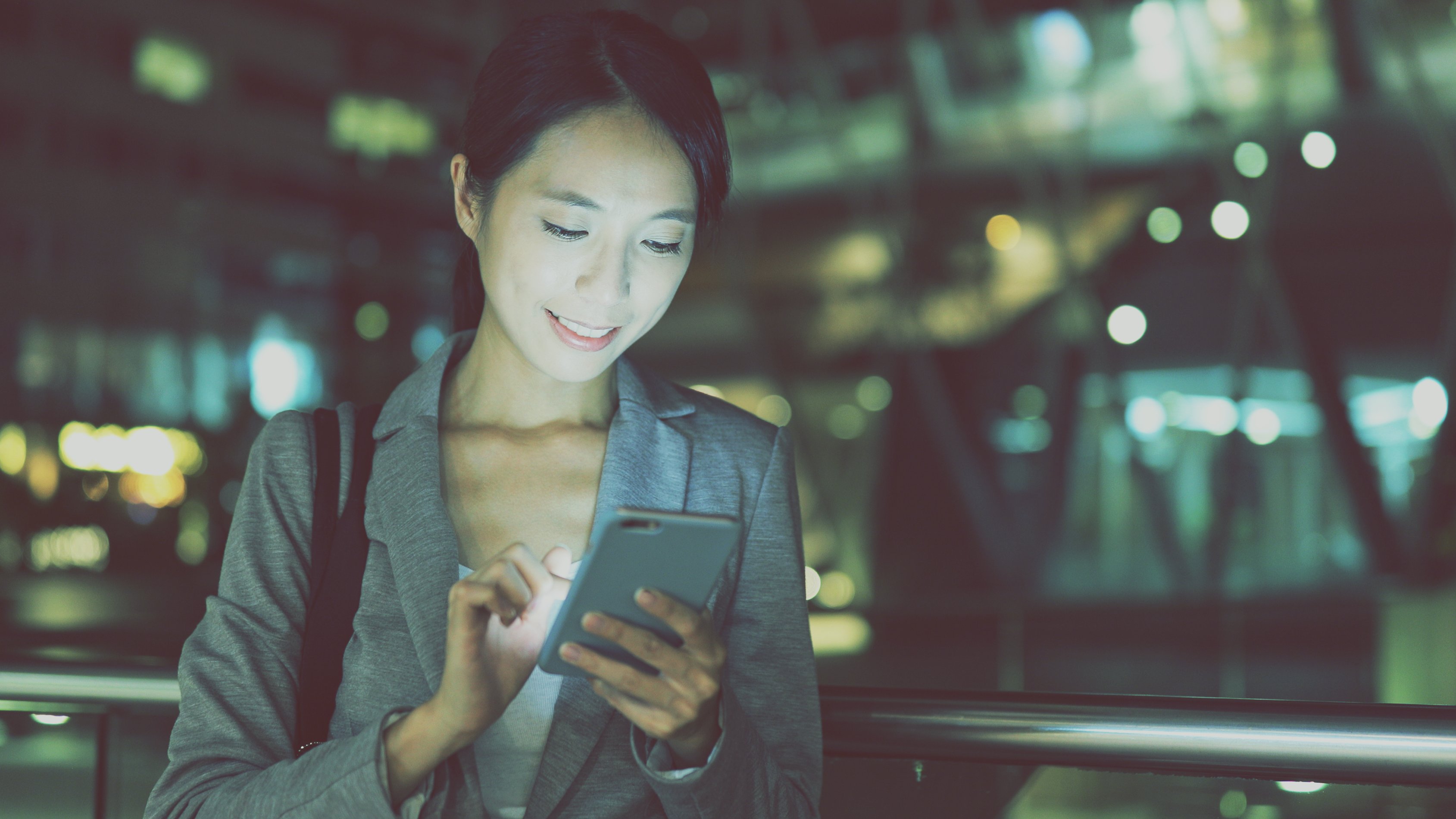 young-business-woman-use-of-mobile-phone-J2SNU7U(3)